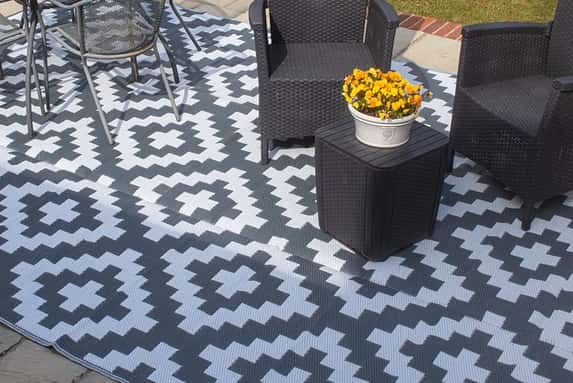 Outdoor-Geometric-pattern-rug-MULITPLE-SIZES-1