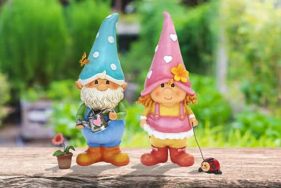 Cute-Garden-Friend-Gnome-Statues-1