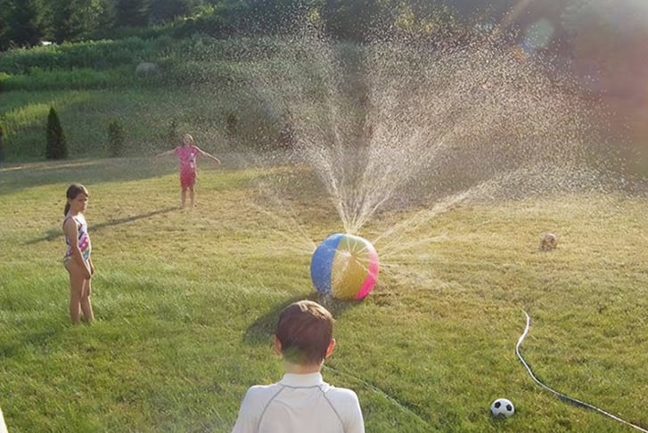 Children’s-water-spray-beach-ball-4