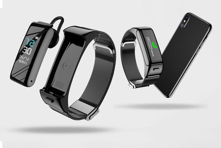 Smart-Watch-With-Bluetooth-Earphone-Connection-1