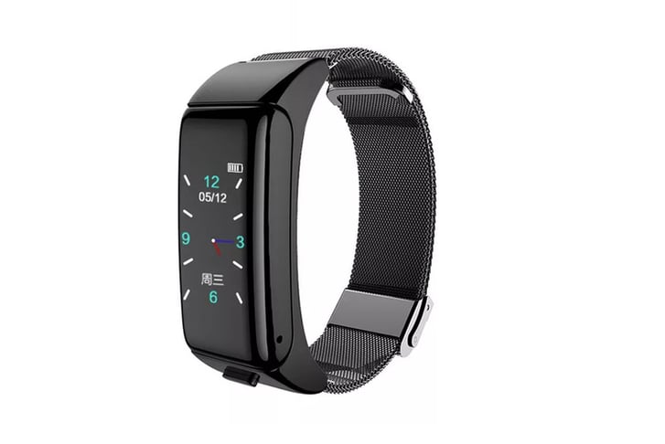 Smart-Watch-With-Bluetooth-Earphone-Connection-2