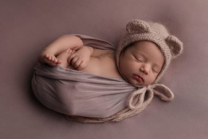 New-Born Photoshoot: Includes Props & 2 Prints