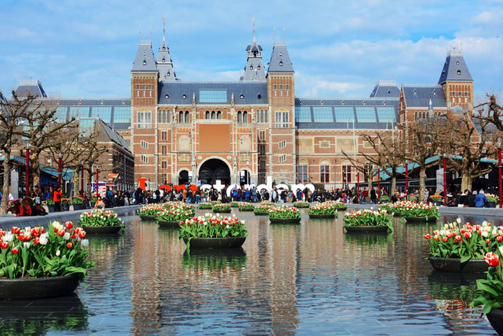 Reichsmuseum in Amsterdam mit Tulpen