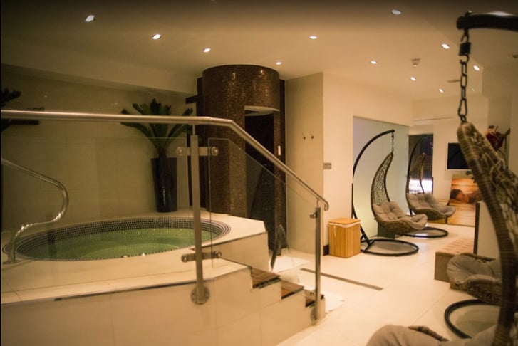 Back, Head and Foot Massage, Spa Access & Bubbly - For 1 or 2 People - Beauty & Melody Spa Piccadilly