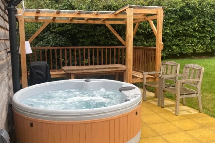 Shropshire Glamping- Luxury Lodge Stay & Hot Tub for up to 9