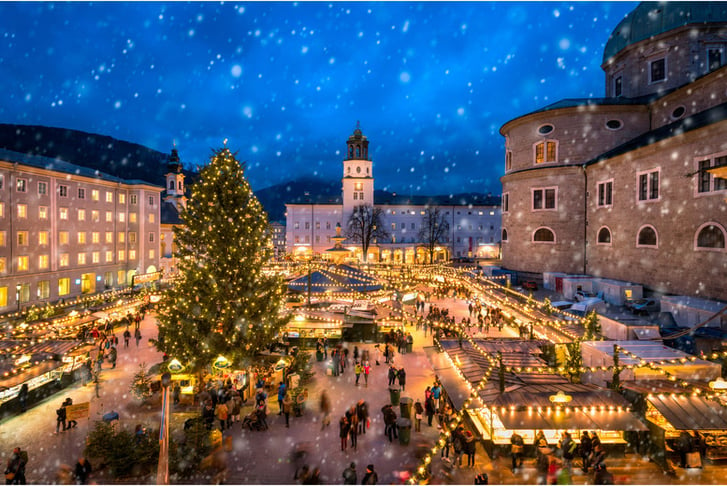 Salzburger Christkindlmarkt auf dem Domplatz im Winter, Österreich 1