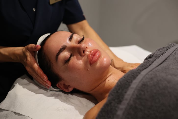 45 Min Blue Glacier & Steam Therapy Facial + £10 Voucher - London (5)