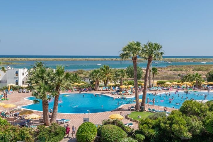 Piscina-Lago-Ria-1920x640