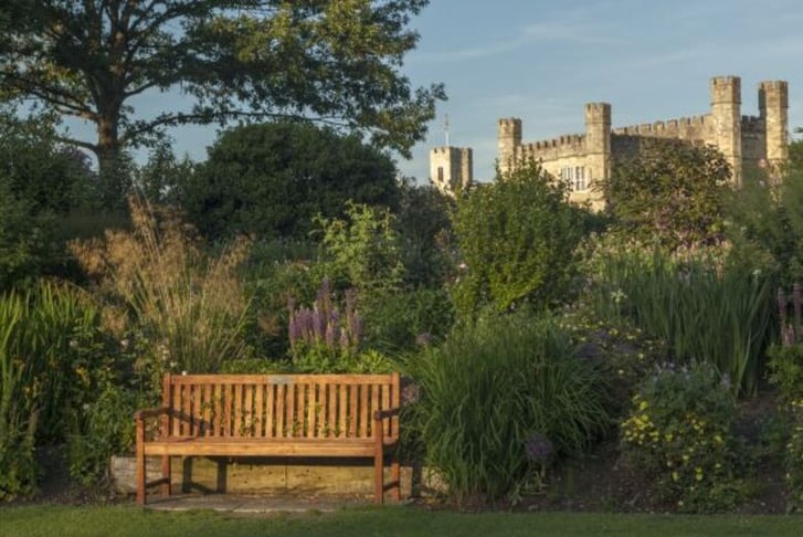 sarah_medway_leeds_castle_pavillion_flowers_bench_150615_4617_ji82an