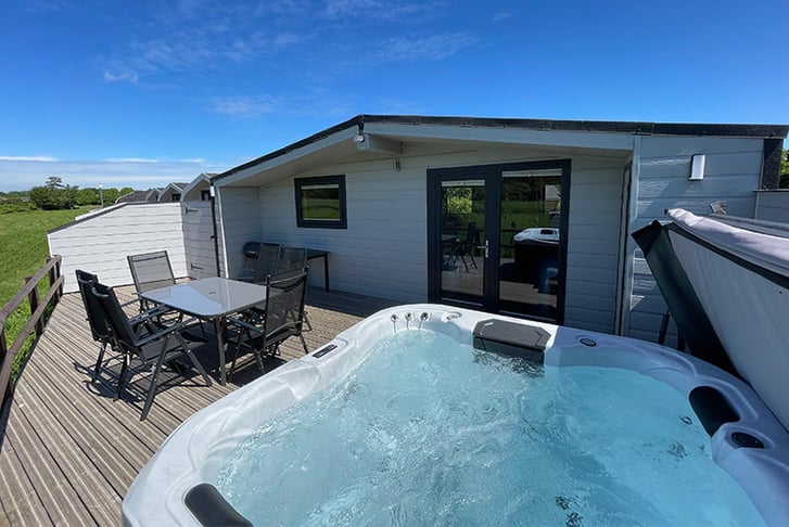 lodge-accommodation-hot-tub-and-balcony-exterior