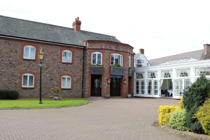 Pizza & Drinks for 2 at Quorn Country Hotel, Leicester