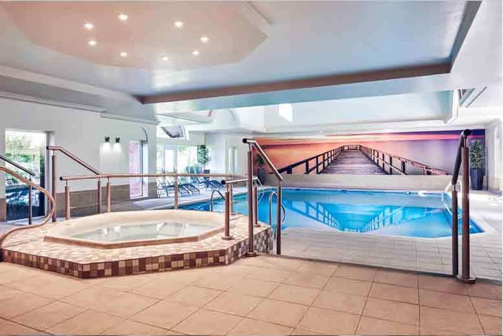 The Jacuzzi and swimming pool at Mercure Shrewsbury Albrighton Hall Hotel and Spa