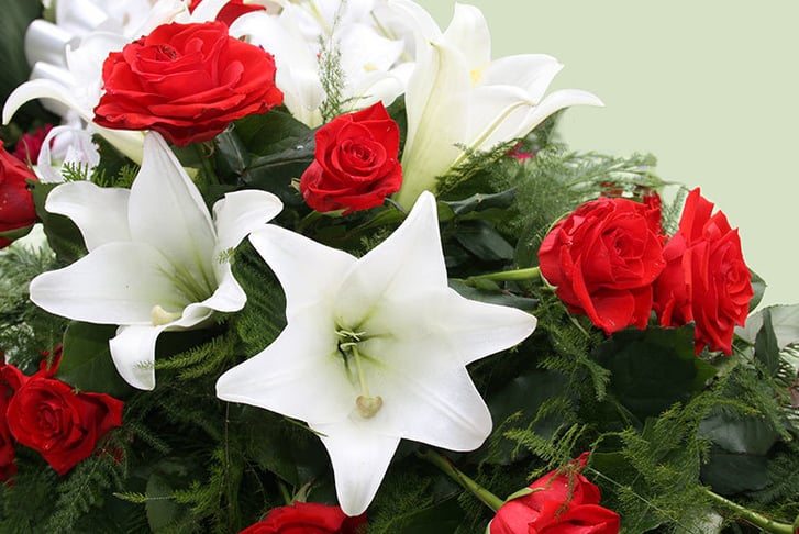 KNPH-UK-LTD---FLOWERS-DELIVERY-4-U---WHITE-LILY-AND-RED-ROSE-CHRISTMAS-BOUQUET