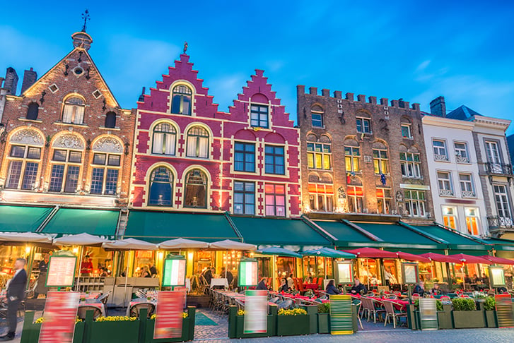 Restaurants in the city of Bruges in the evening