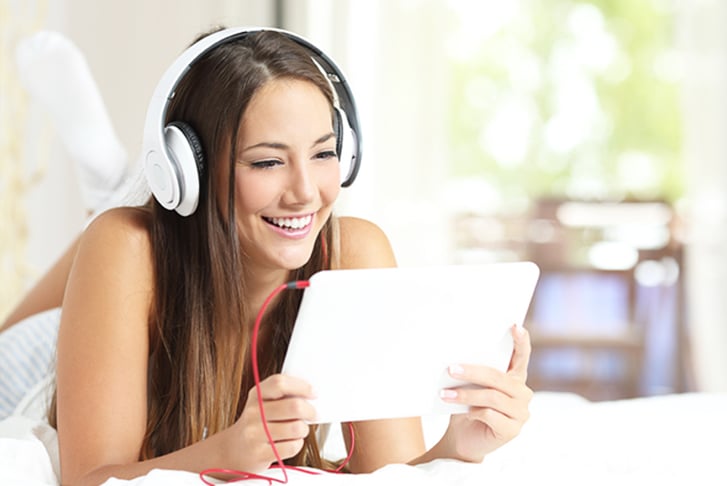 music-girl-tablet-headphones-fotolia
