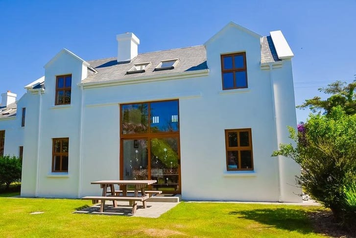 Achill Cottages Holiday Home 2nt Luxury Island Escape for up to 6 - Garden Exterior