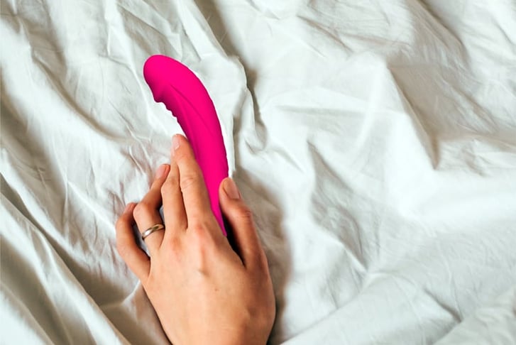 Silent-Luxury-Realistic-Vibrator-4