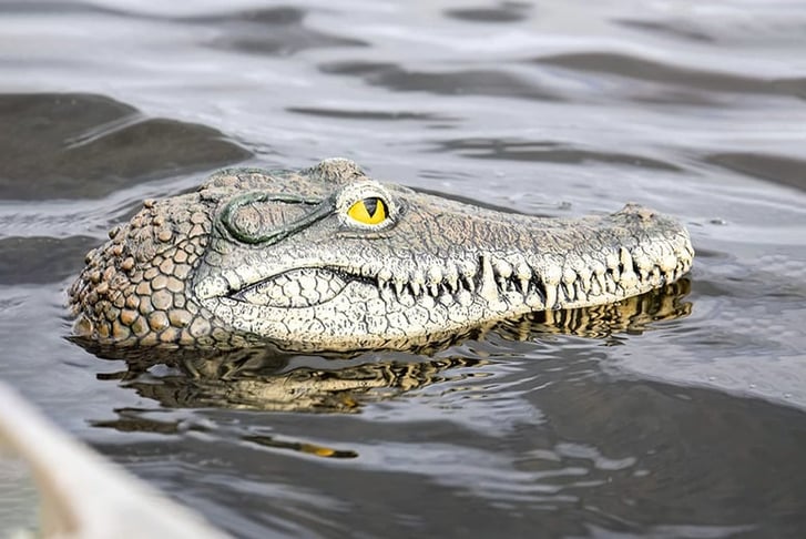 Fake-Alligator-Crocodile-Head-Garden-Pool-Float-Prank-Stuff-Decor-1