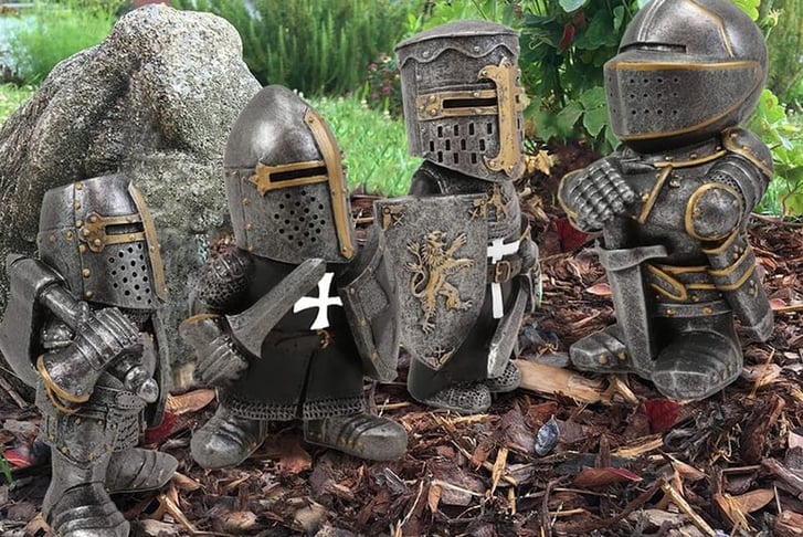 Standing-Middle-Ages-Knight-Statue-Yard-Decoration-1