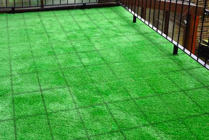 Artificial-Grass-Lawn-Decking-Tiles-4