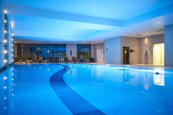 Hot Stone Massage, Spa Access with Prosecco & Voucher – Crowne Plaza 