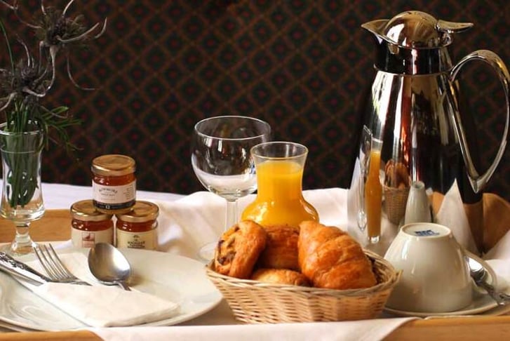 hotel-breakfast-tray